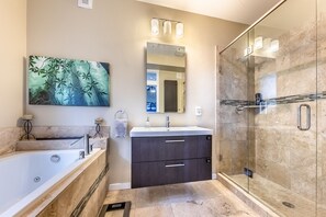 Een douche, een bubbelbad, een haardroger, handdoeken