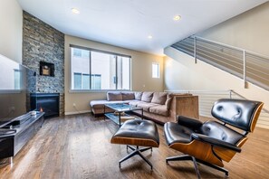 Älytelevisio, takka, videopelejä, kirjoja