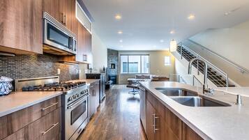 Kylskåp, mikrovågsugn, ugn och spishäll