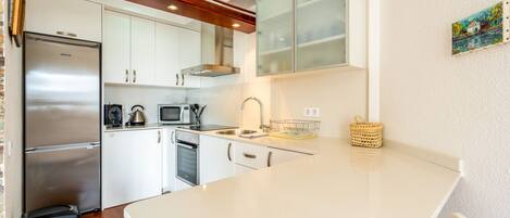 Réfrigérateur, micro-ondes, four, cafetière/bouilloire