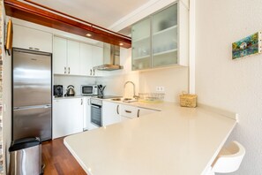 Fridge, microwave, oven, coffee/tea maker