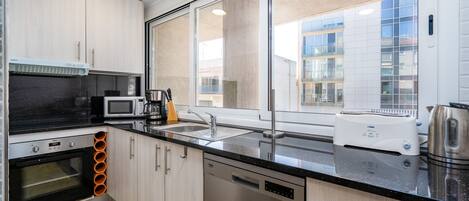 Jääkaappi, mikroaaltouuni, uuni, astianpesukone