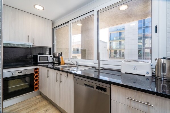 Een koelkast, een microgolfoven, een oven, een vaatwasser