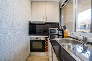 Een koelkast, een magnetron, een oven, een kookplaat