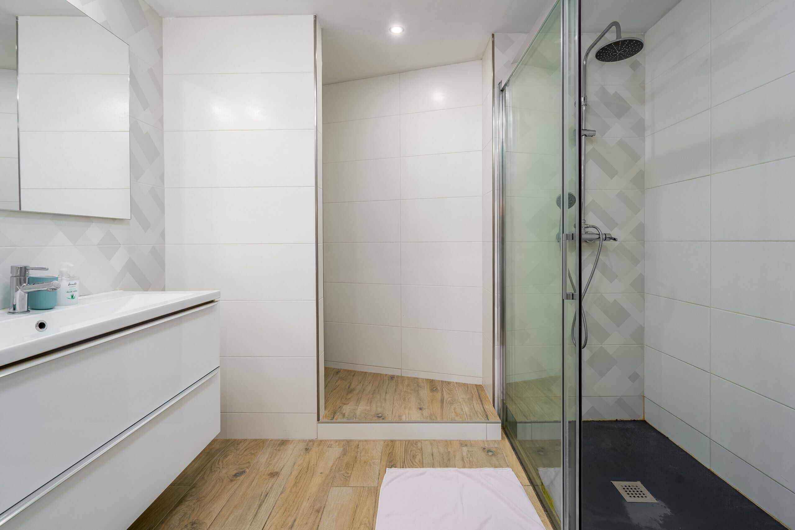 Een douche, handdoeken