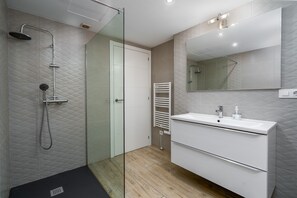 Een douche, handdoeken