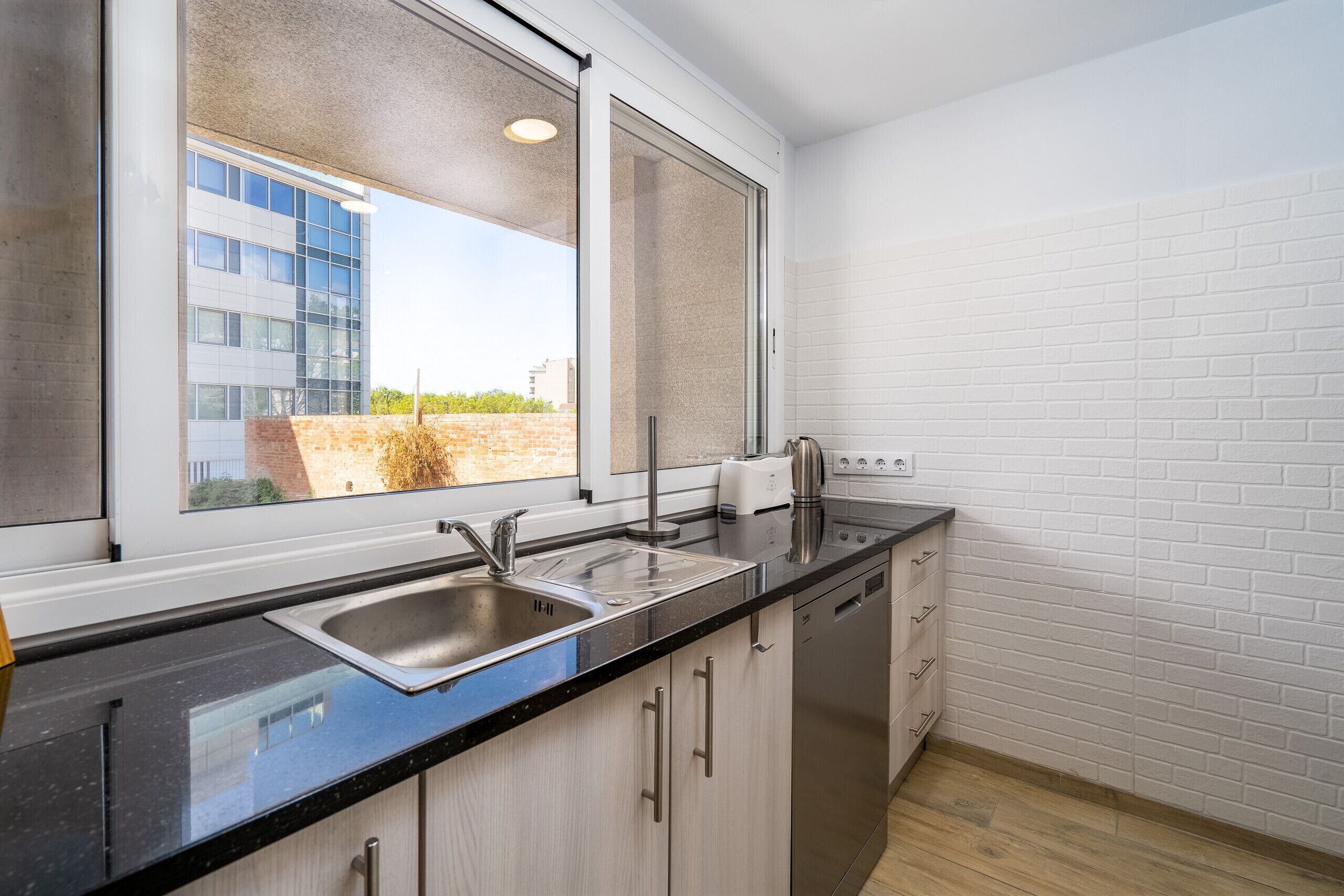 Een koelkast, een magnetron, een oven, een vaatwasser