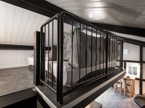 1 bedroom, bed sheets
