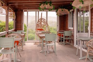 Outdoor dining - TIPI 2 Kalbas • Domaine de Meilly (Saint-Louis)