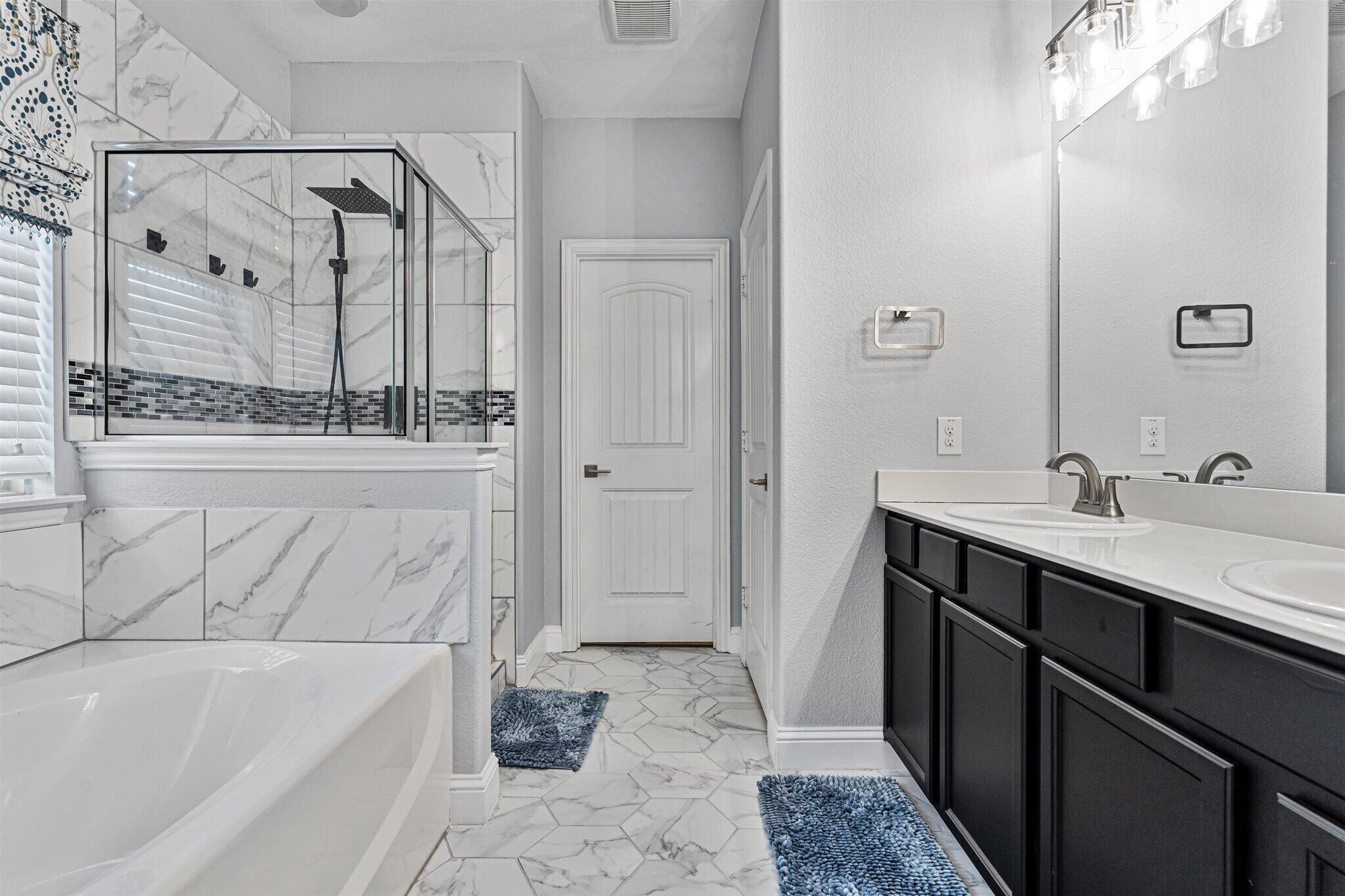 Combined shower/bathtub, jetted bath, towels, soap