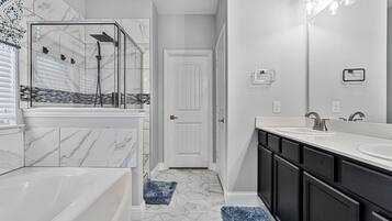 Combined shower/bathtub, jetted bath, towels, soap