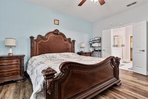 4 bedrooms, desk, iron/ironing board, free WiFi