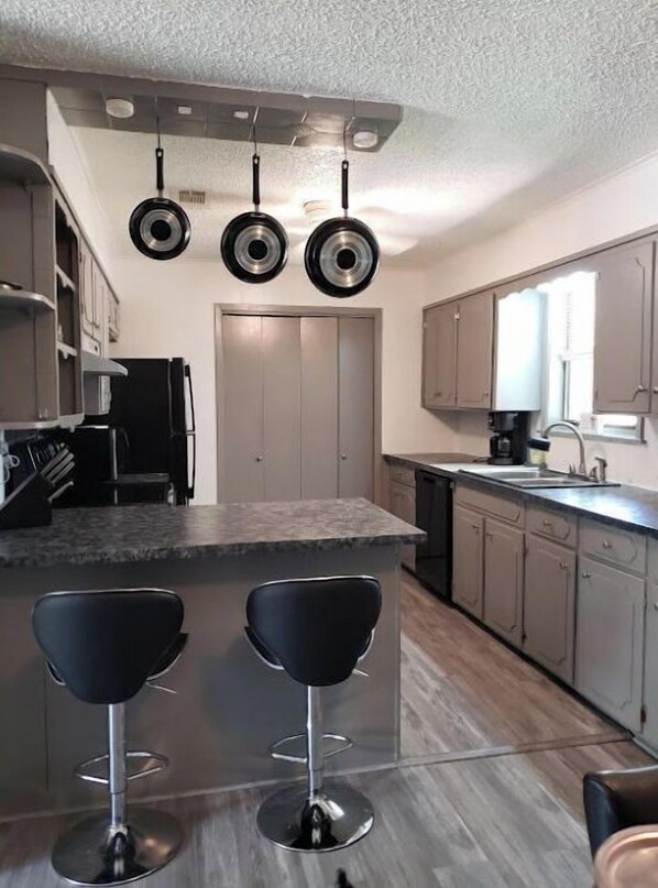 冷蔵庫、電子レンジ、オーブン、コンロ