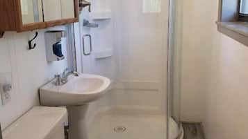 Combinazione doccia/vasca, asciugamani, sapone, shampoo