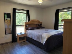 3 室のベッドルーム、WiFi (無料)、ベッドシーツ