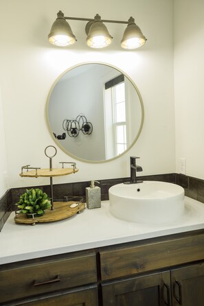 Bathtub, jetted tub, hair dryer, towels - Family size, unique stay in a grain bin minutes from Lava, golfing and swimming  (Lava Hot Springs)