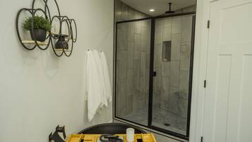 3 bedrooms, travel crib, free WiFi, bed sheets