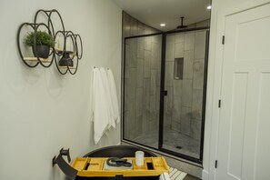 3 bedrooms, travel crib, free WiFi, bed sheets - Family size, unique stay in a grain bin minutes from Lava, golfing and swimming  (Lava Hot Springs)