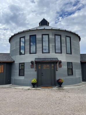 Exterior - Family size, unique stay in a grain bin minutes from Lava, golfing and swimming  (Lava Hot Springs)