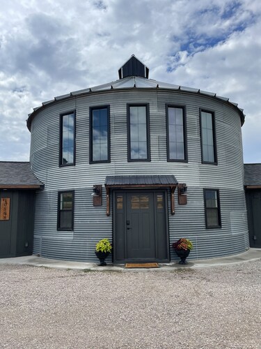 Family size, unique stay in a grain bin minutes from Lava, golfing and swimming 