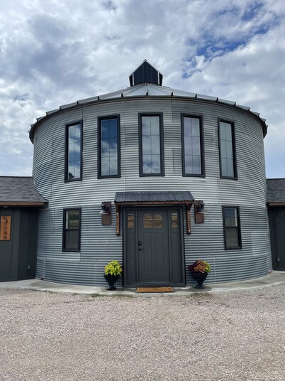 Family size, unique stay in a grain bin minutes from Lava, golfing and swimming 