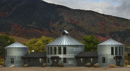 Family size, unique stay in a grain bin minutes from Lava, golfing and swimming 