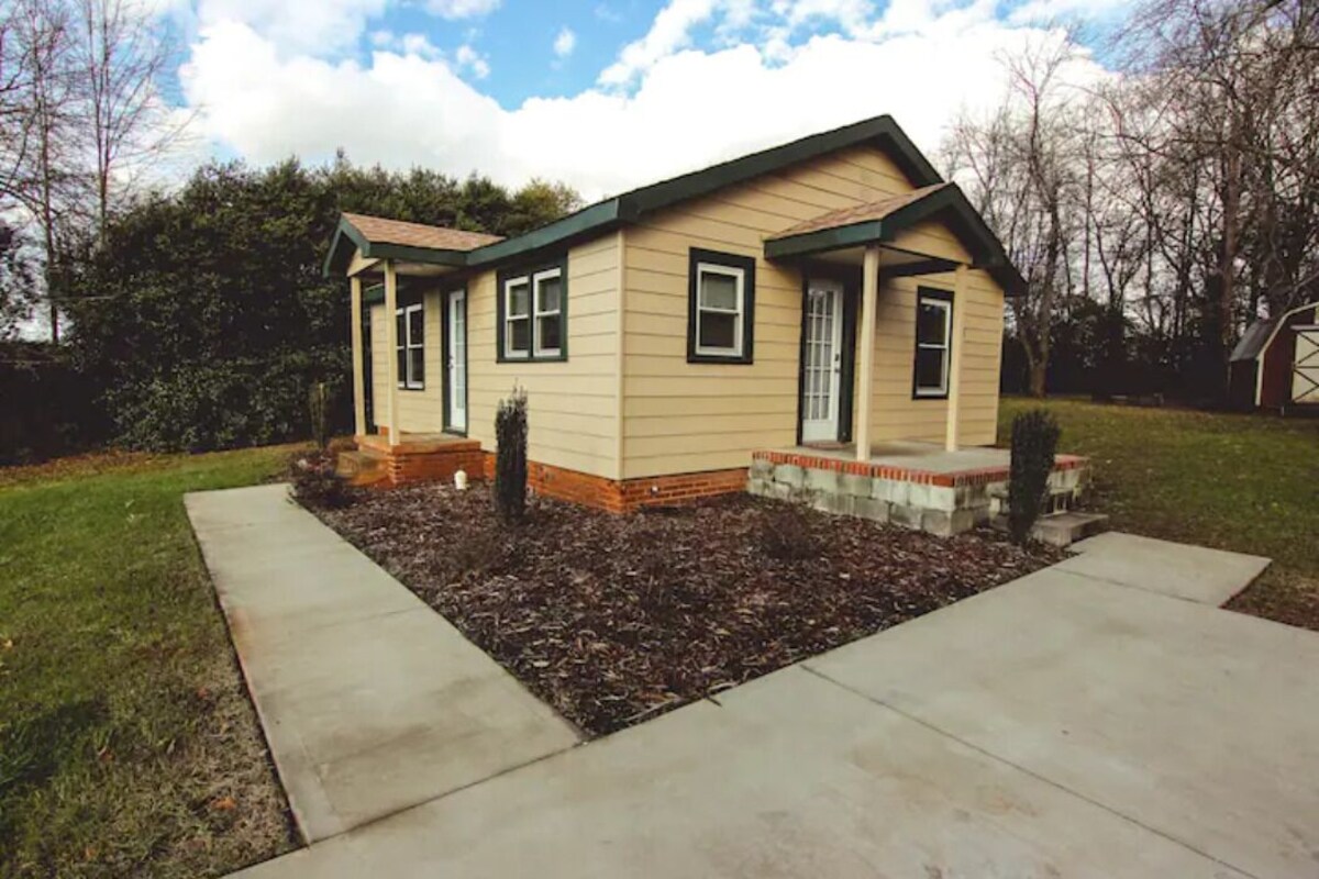 2-bedroom vacation home just 7 minutes from Haywood Mall - Cleaning Fee Included