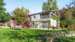 Ein Steinhaus mit Balkon und Garten.