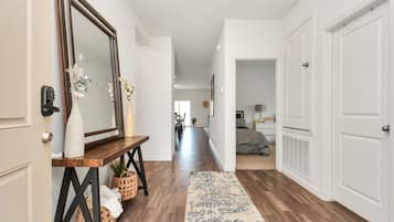 4 slaapkamers, een bureau, een strijkplank/strijkijzer, gratis wifi