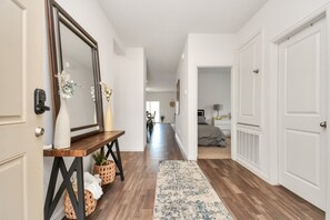 4 Schlafzimmer, Schreibtisch, Bügeleisen/Bügelbrett, Reisekinderbett