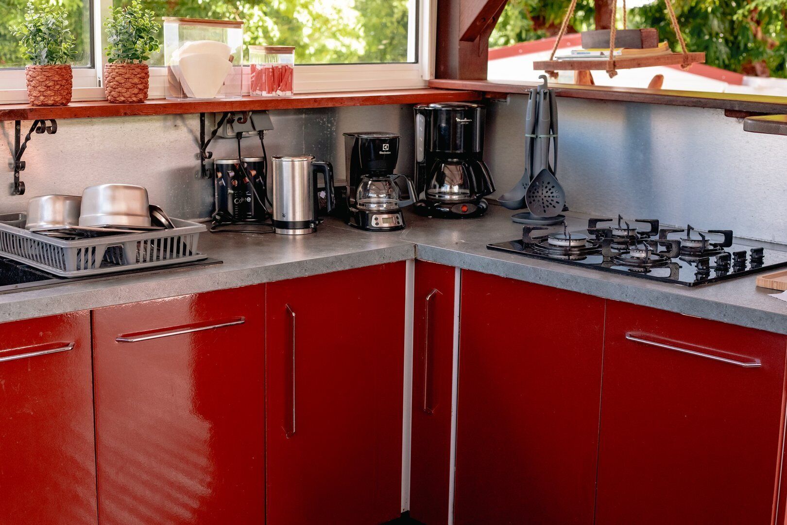 Refrigerador, microondas, parrilla de estufa y cafetera y tetera 