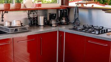 Jääkaappi, mikroaaltouuni, liesi, kahvin-/teenkeitin