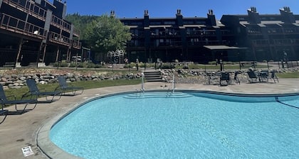 Lovely 1 bedroom Condo with ALL the extras!