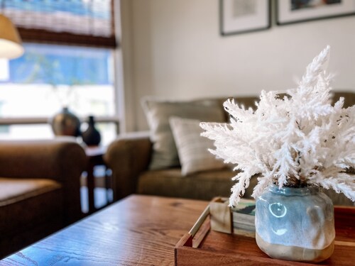 Lovely 1 bedroom Condo with ALL the extras!