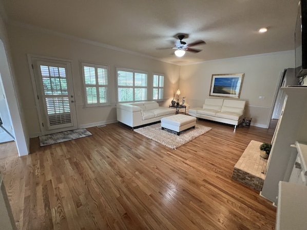 Living area - Paradise in East Cobb with pool (Marietta)