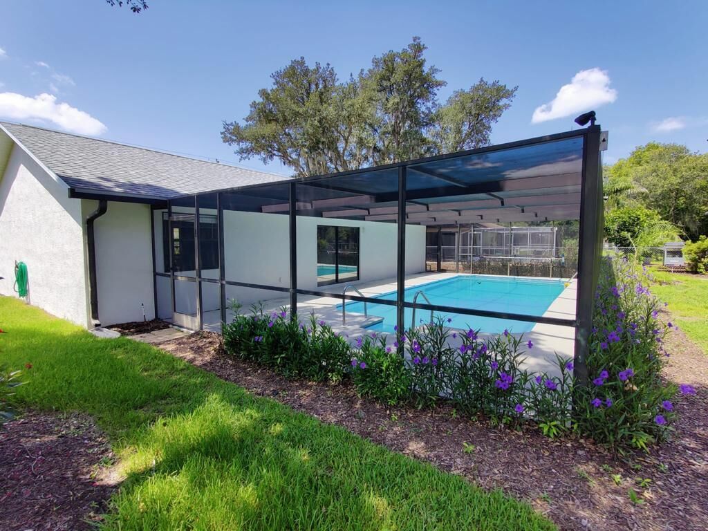 Entire 3bd w/large screened POOL - 6 min from Weeki Wachee