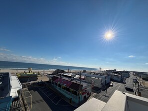 På stranden, solsenger og strandhåndklær
