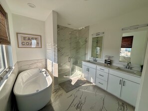 Badekar, hårføner, håndklær og såpe