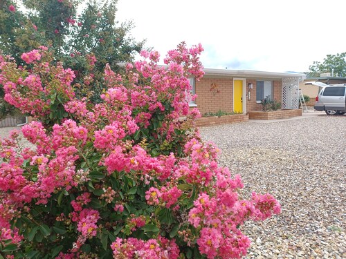 3-bdrm vacation home 28 minutes from Historic Tombstone, the Yellow Door awaits!