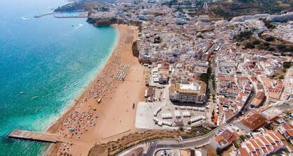 Iconic Apartment with 2 bedrooms & full kitchen 2 Apts by RedAwning