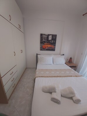 1 dormitori, planxa i posts de planxar, wifi i roba de llit 