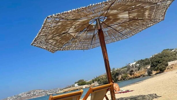 A beach with a straw umbrella and wooden lounge chairs. - Kallithea - Apartment - Stay 2 - Parking - Seaside (Kallithea)