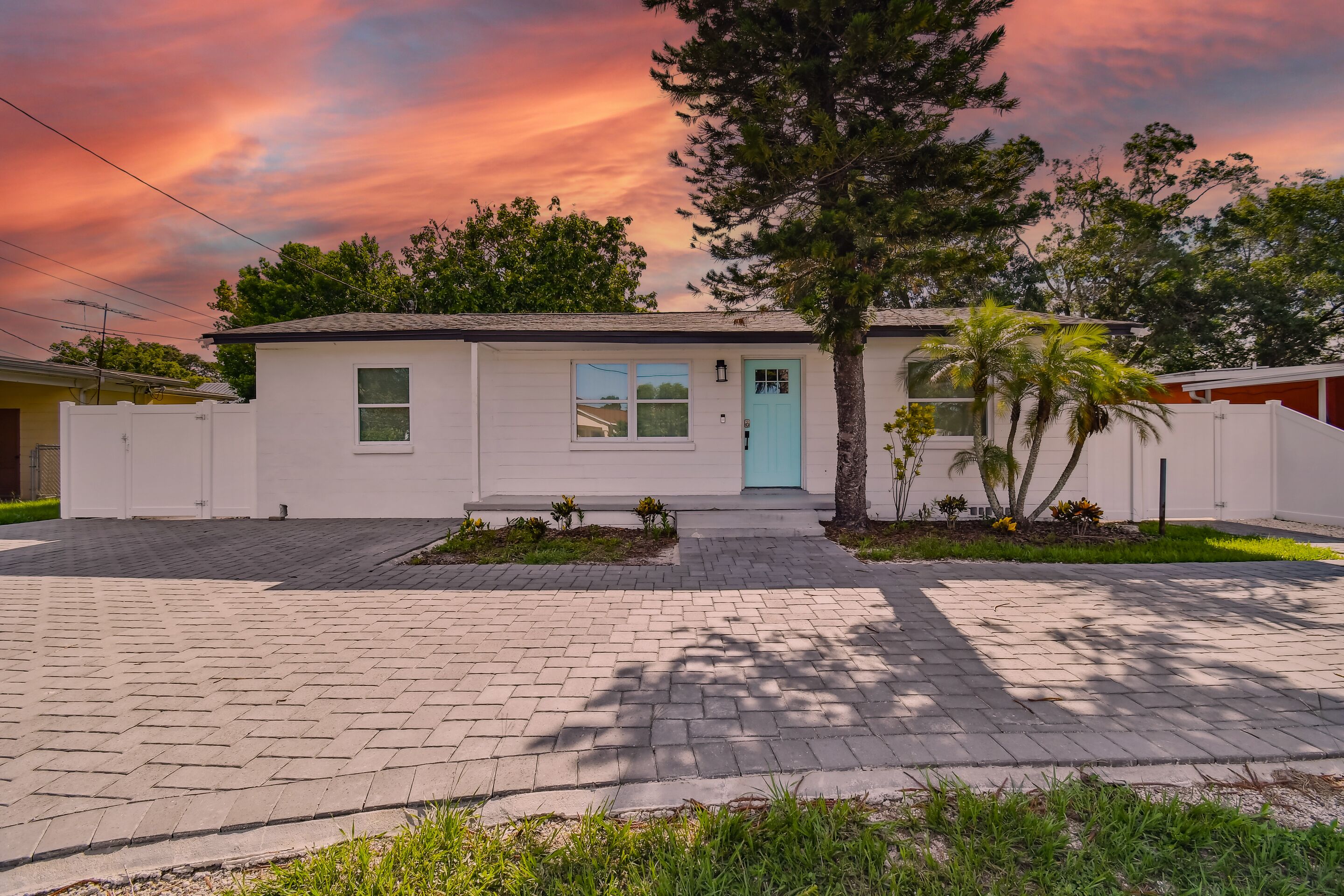 Charming Centrally Located, 3 bedroom house!