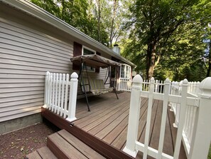 Property grounds - Beautiful Pocono Mountains Cabin -Hiking/ Fishing/Kayaking-Gated Lake Community! (Arrowhead Lake)