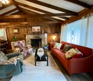 Smart TV, fireplace, books - Beautiful Pocono Mountains Cabin -Hiking/ Fishing/Kayaking-Gated Lake Community! (Arrowhead Lake)