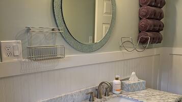 Regadera, secadora de cabello, toallas, jabón