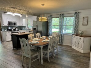 Dining - Cheerful, relaxing ranch in quiet neighborhood with fire pit (Newton)