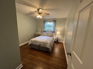 3 bedrooms, iron/ironing board, free WiFi, bed sheets - Cheerful, relaxing ranch in quiet neighborhood with fire pit (Newton)