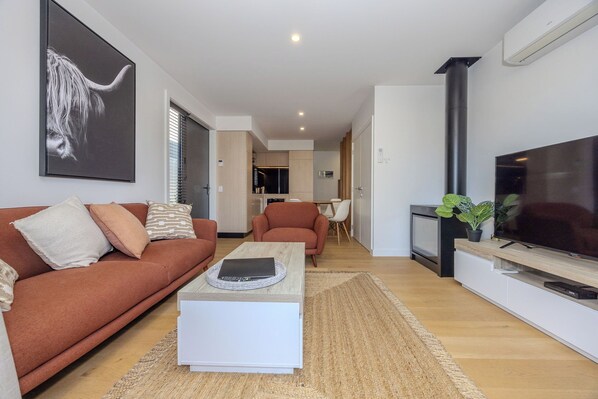 42-cm Smart TV with digital channels, TV