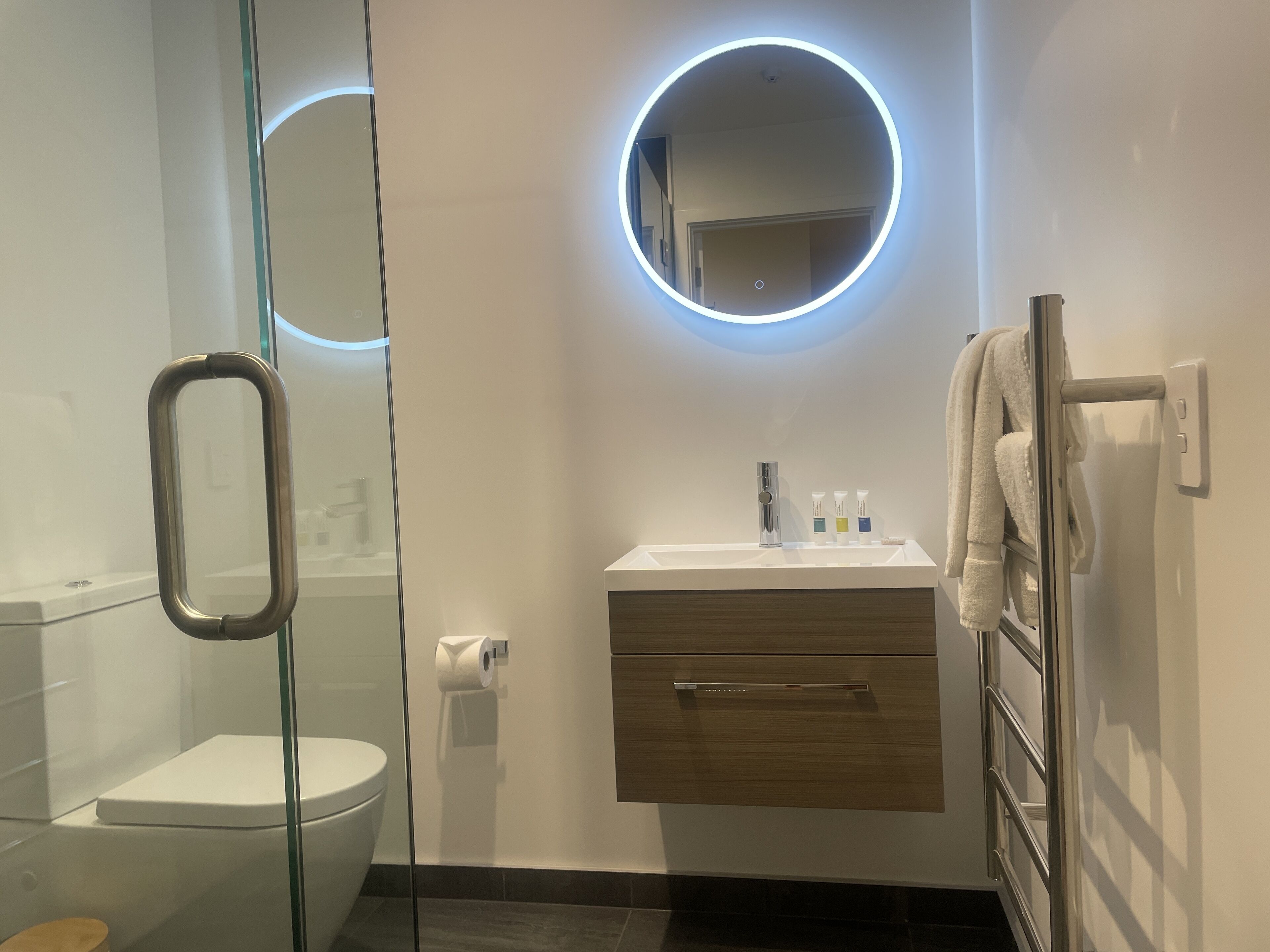Executive Studio | Bathroom | Shower, rainfall showerhead, free toiletries, hair dryer